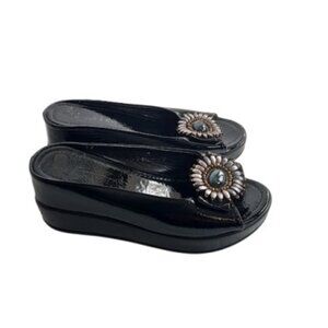 Helen's Heart Womens Daisy Slip On Wedge Sandal Black Patent 7